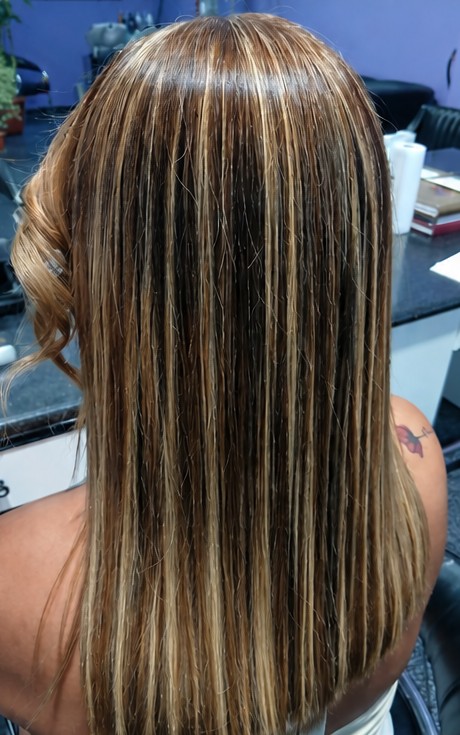 Después: melena lisa con mechas luminosas